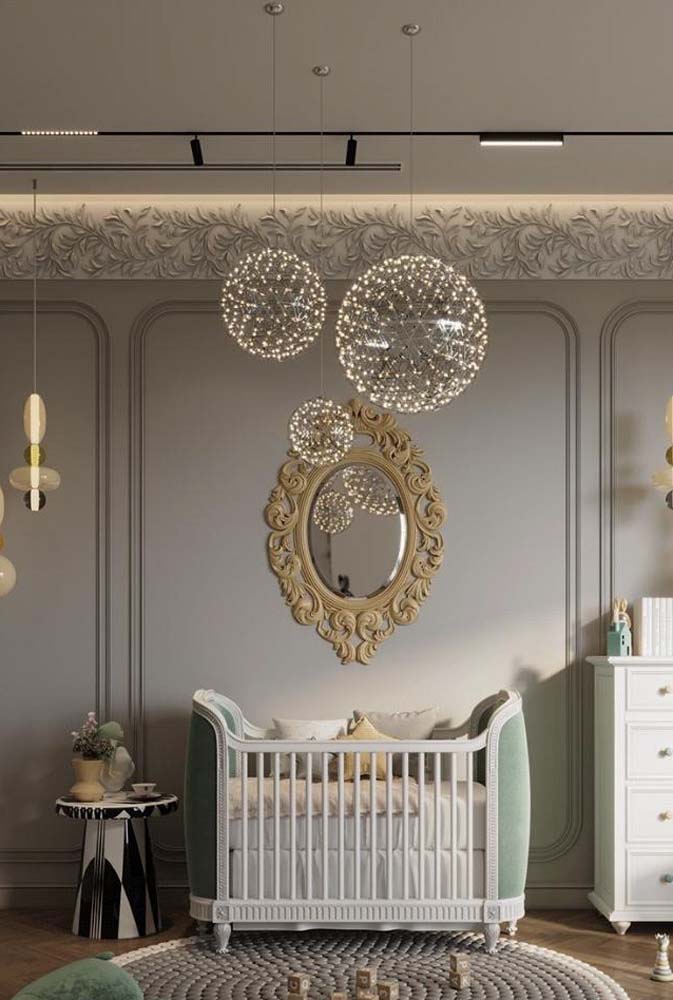 Já este quarto aposta em um estilo mais luxuoso para o quarto de bebê cinza.