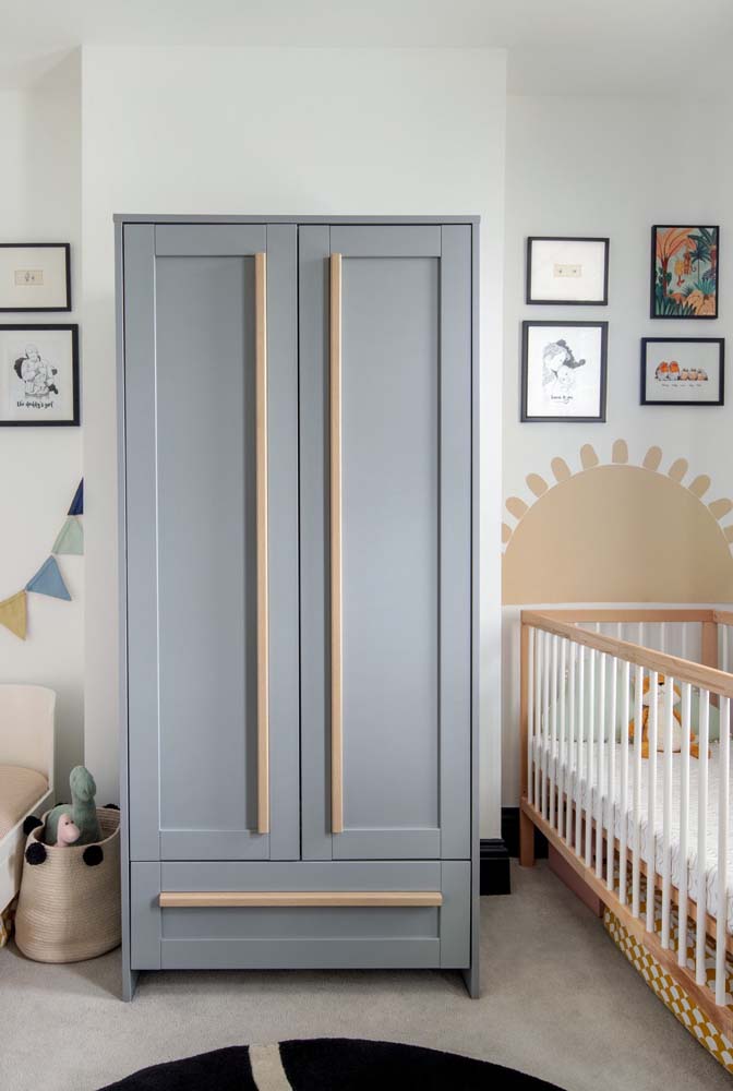 Aqui apenas o armário de duas portas insere a cor cinza na decoração do ambiente. 