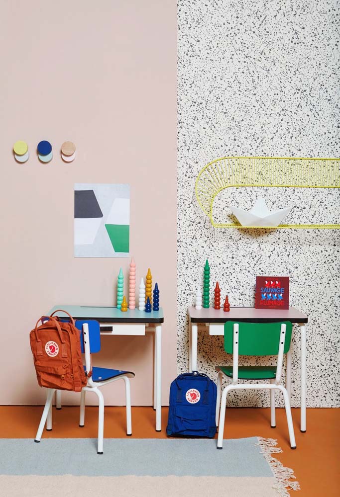 Se a proposta é uma decoração infantil aposte em escrivaninhas estilo escolar.