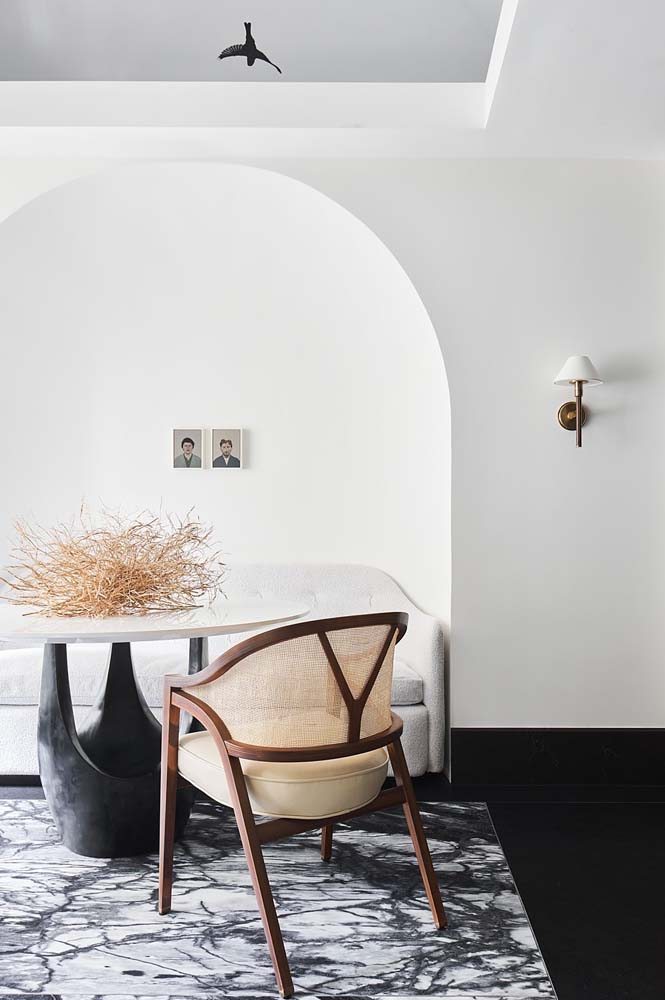 Mesa redonda de design super moderna para ambiente minimalista.