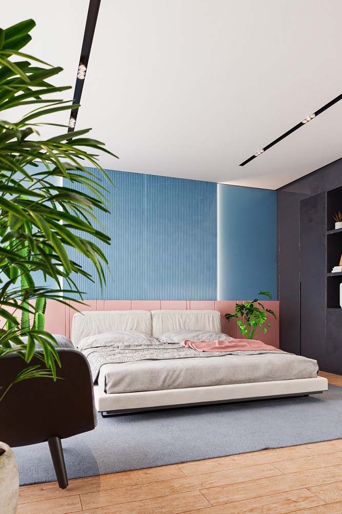 Modelo de quarto de casal com mix de pintura azul e rosa. Detalhe para iluminação discreta.