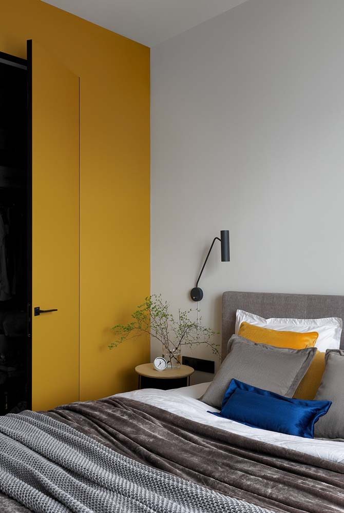 Muito mais charme com a pintura amarela na decoração do quarto de casal moderno.