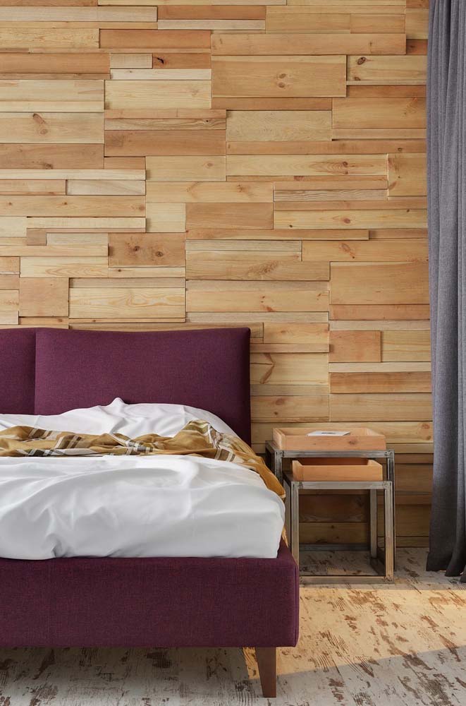 E o que acha dessa parede de madeira simples e rústica para o quarto de chácara?