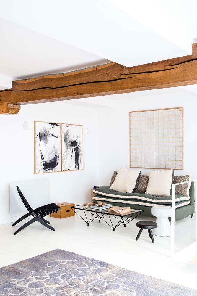 Poltrona simples de madeira para a sala de estar minimalista pequena