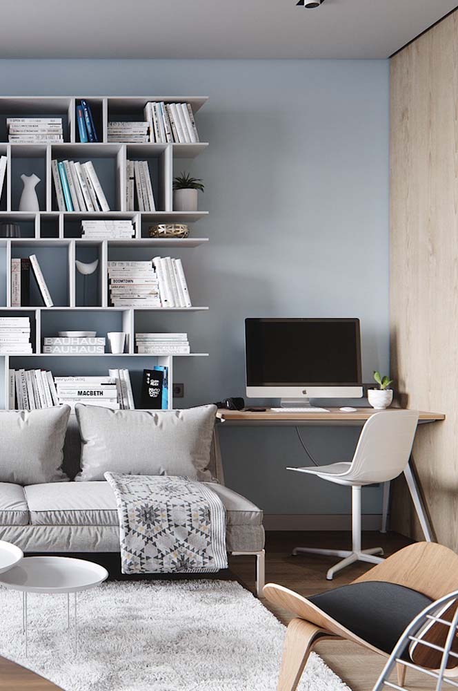 A sala que também é home office pode usar a poltrona tanto na bancada, quanto junto ao sofá