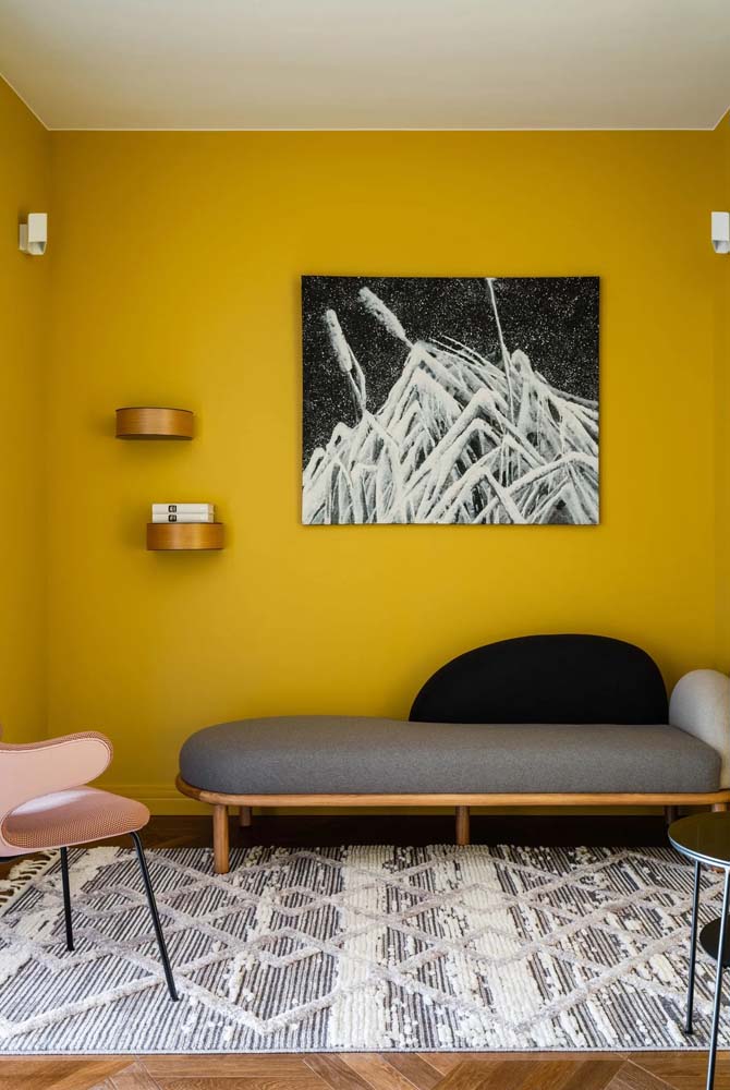 Uma sala moderna e minimalista com poltrona cor de rosa. Uma inspiração para sair da caixinha