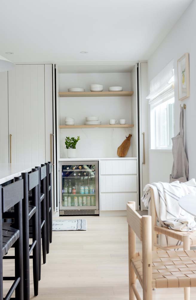 A janela de alumínio branco combina com cozinhas de estética clean