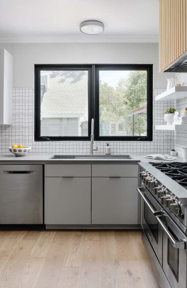 Cozinha com janela em cima da pia em tamanho padrão. Economize no projeto