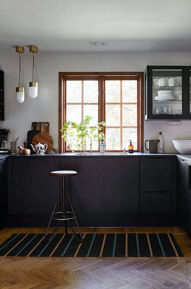 A cozinha com janela de madeira é atemporal e combina com qualquer estilo