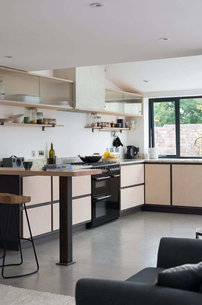 Que tal um cozinha com janela grande para você admirar a área externa enquanto lava louça?