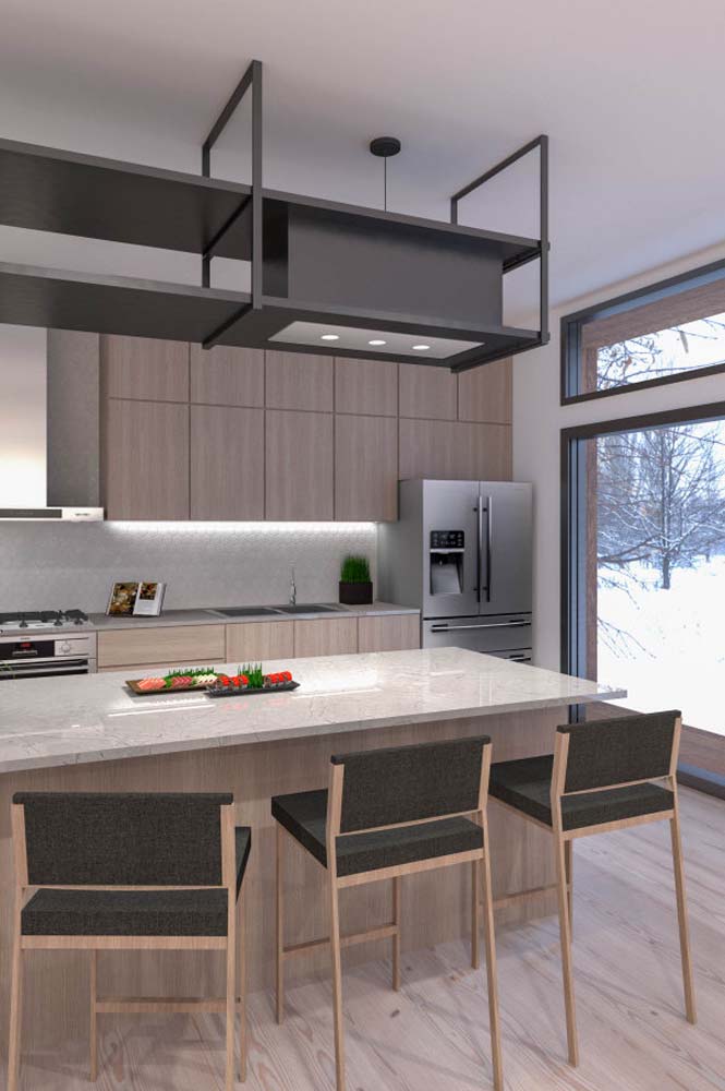 A cozinha com janela grande permite que todo o ambiente fique bem iluminado