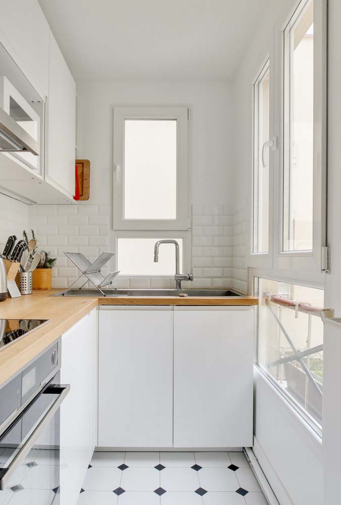 Já a cozinha com janelas basculantes é perfeita para aproveitar o espaço, sem perder a circulação de ar
