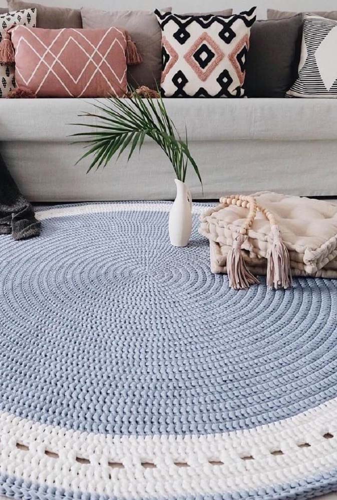 Aconchegante, o tapete de crochê redondo é uma das melhores opções para sala