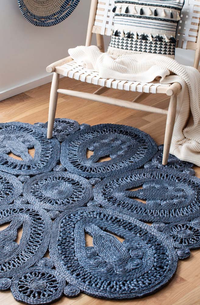 Com um pouco mais de técnica, você pode fazer um tapete de crochê redondo para sala como esse aqui