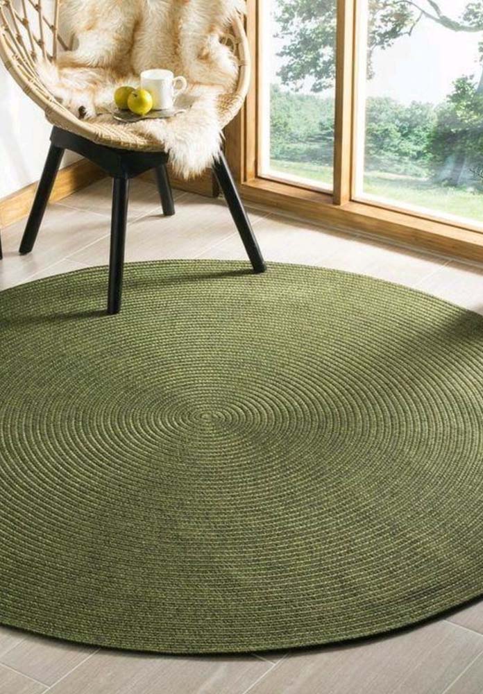 Você vai amar esse tapete de crochê redondo grande para sala em tom de verde musgo