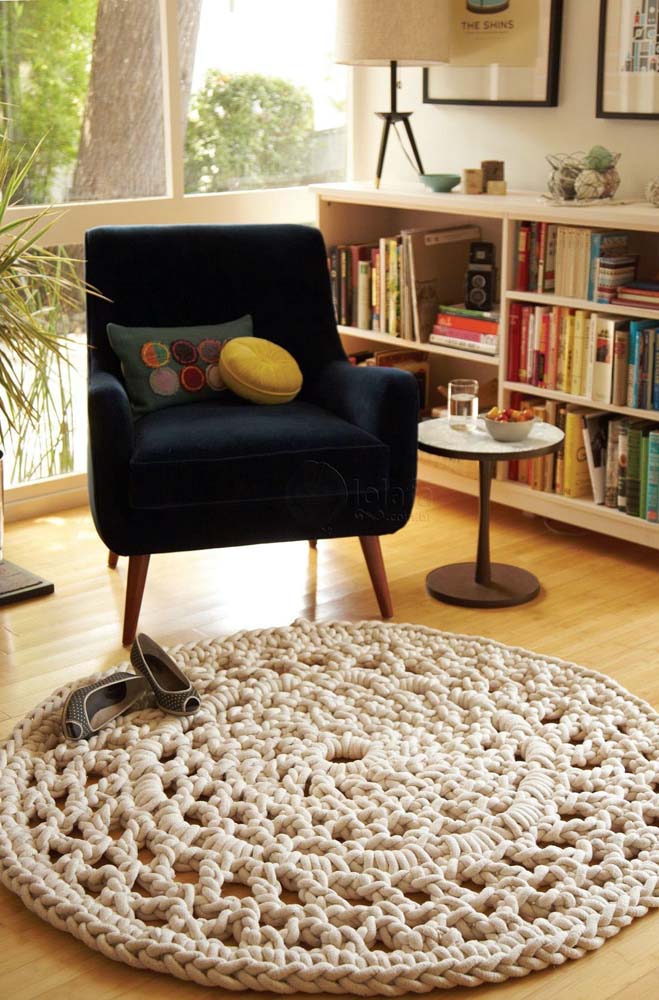 O que acha de um tapete de crochê redondo para sala em maxi crochê?