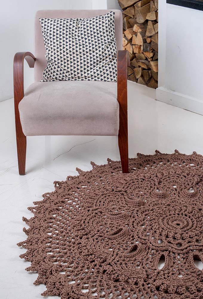Que tal essa inspiração de tapete de crochê redondo com flores para sala?