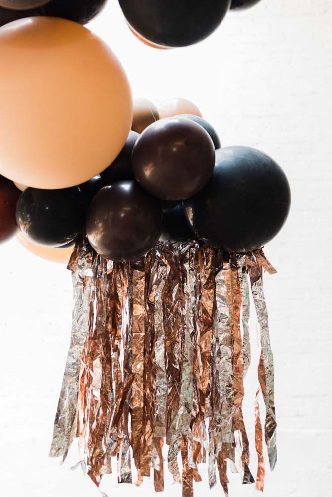 Balões e fitas metálicas sempre rendem ótimos enfeites de halloween caseiro