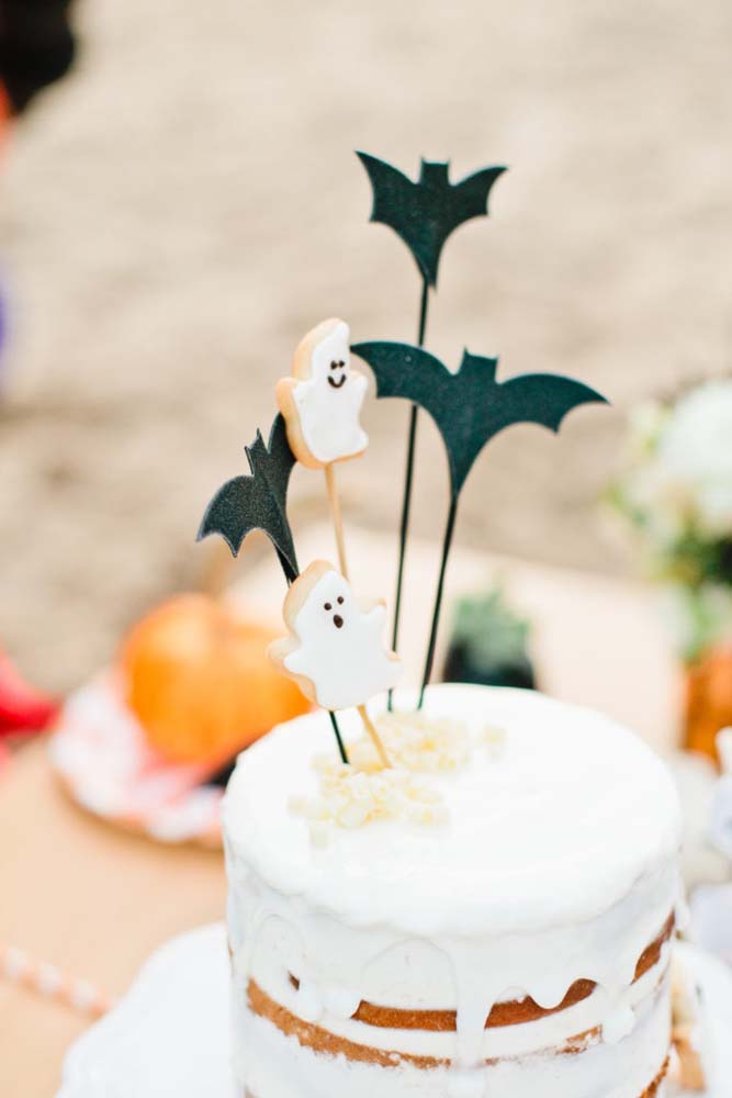 Um bolinho simples de halloween decorado com tags de morcego e fantasmas