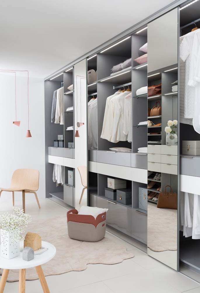 Guarda-roupa de casal grande com espelho e portas de correr: economize espaço no quarto