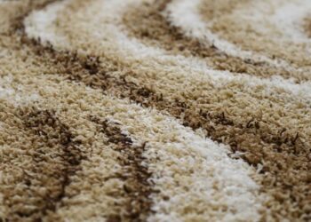 Como lavar tapete peludo: passo e passo e dicas de especialistas