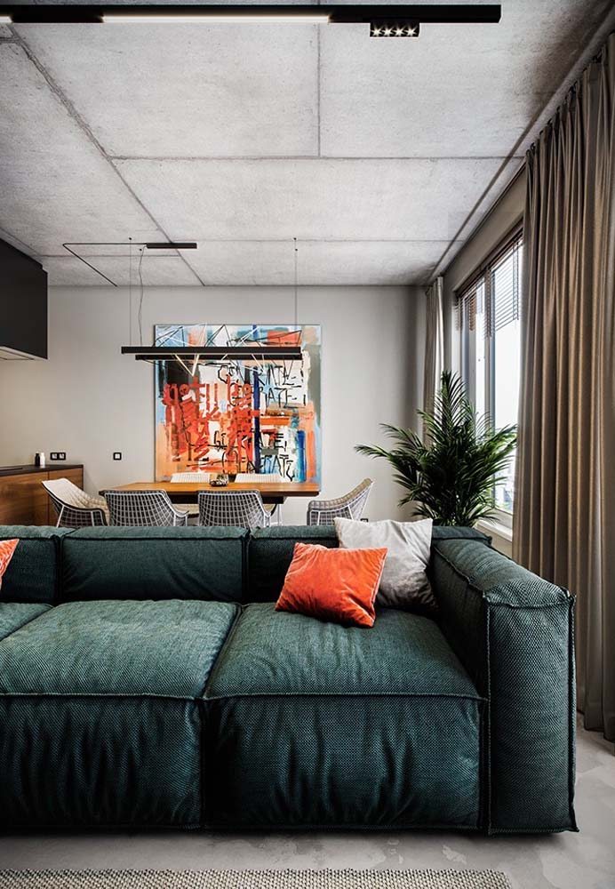 Já o sofá ilha verde escuro ficou um charme na sala de estar moderna