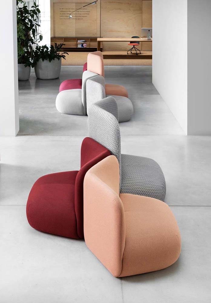 Uma versão despojada, colorida e bem moderna de sofá ilha
