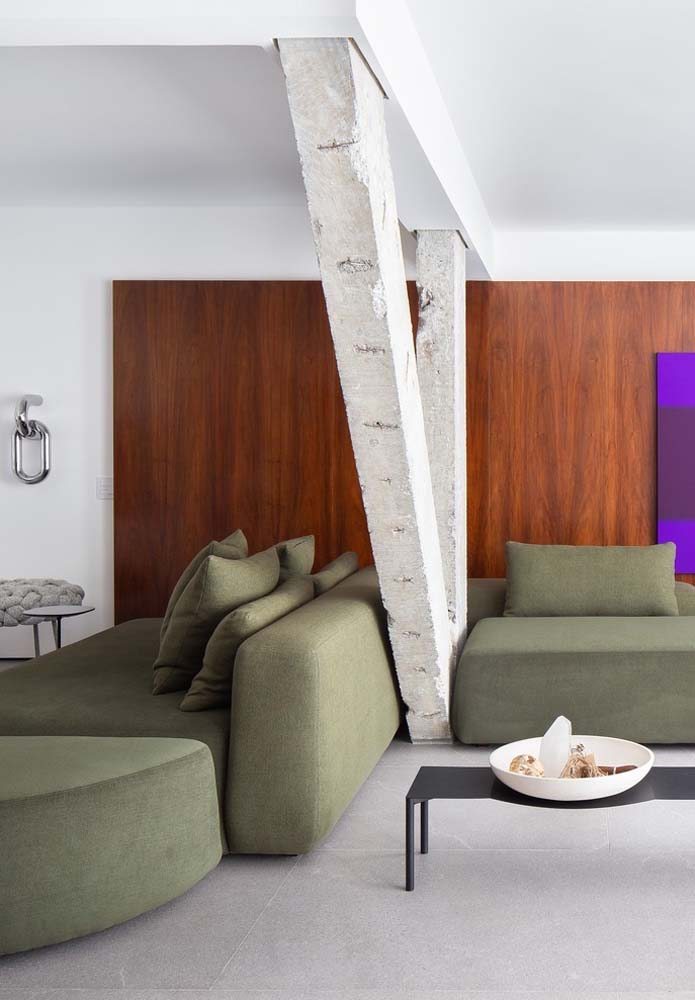 Repare como o sofá ilha modular é adaptável a qualquer espaço, mesmo que você tenha uma coluna no meio da sala