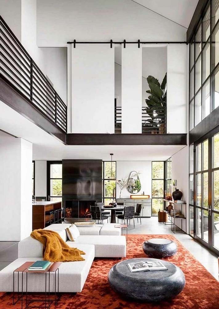 O modelo de linhas retas traz modernidade e um pouco do estilo minimalista para esse sofá ilha
