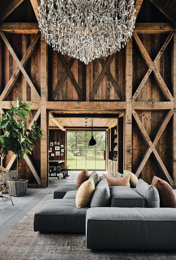 Área interna da casa de madeira: a combinação de itens modernos com a rusticidade da madeira cria o equilíbrio ideal.