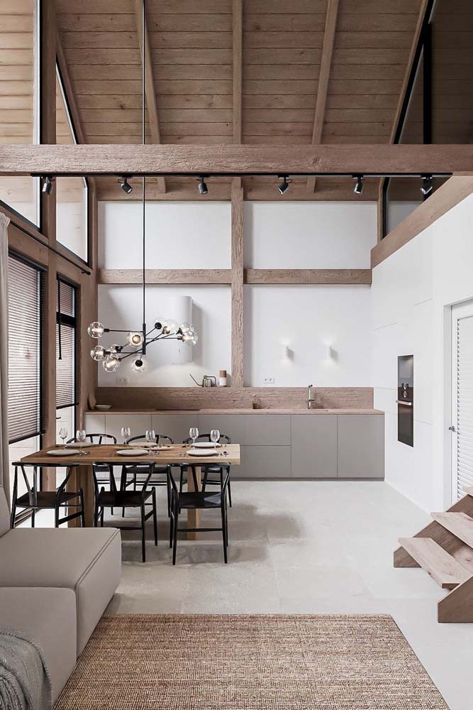 Linda inspiração de branco e madeira na decoração da sala de jantar integrada com cozinha minimalista.