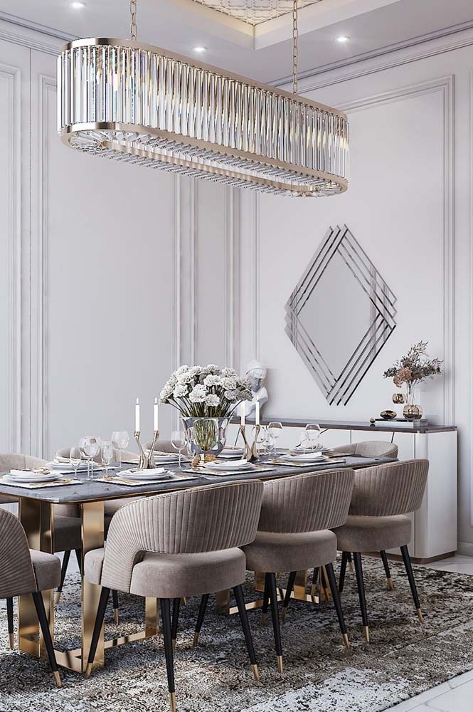 Espelho geométrico para trazer estilo e sofisticação combinando com a decoração da sala de jantar.