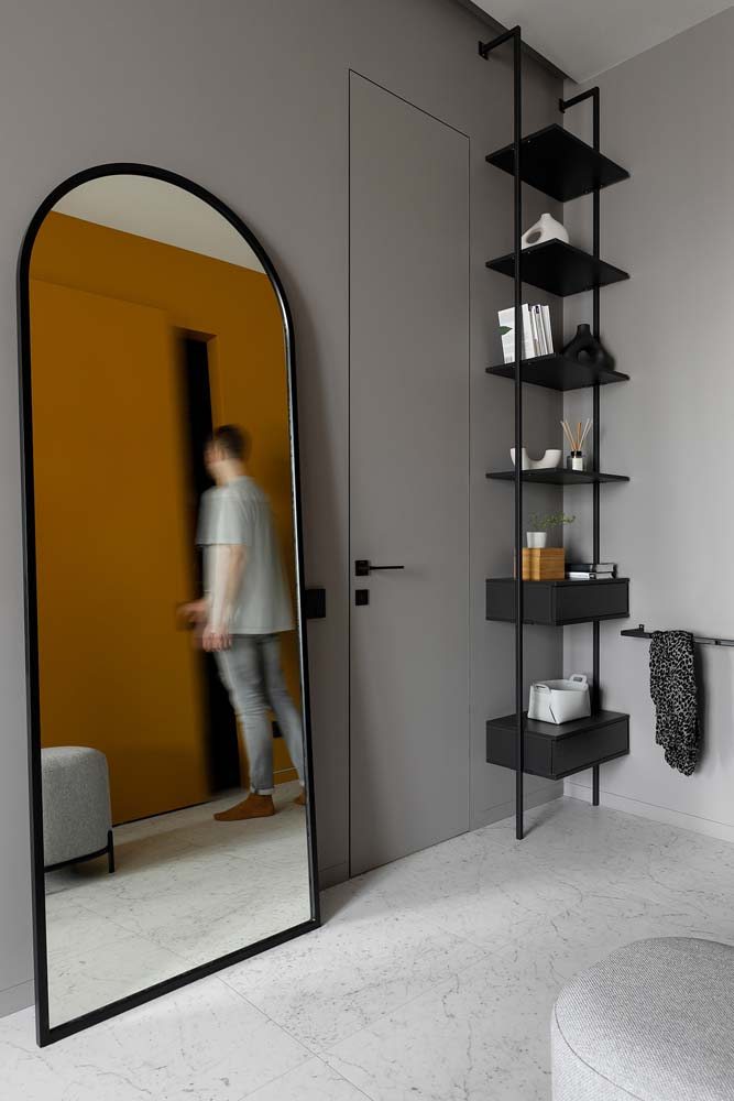 Além da clássica aplicação fixada na parede, o seu modelo de espelho pode estar apenas apoiado nela.