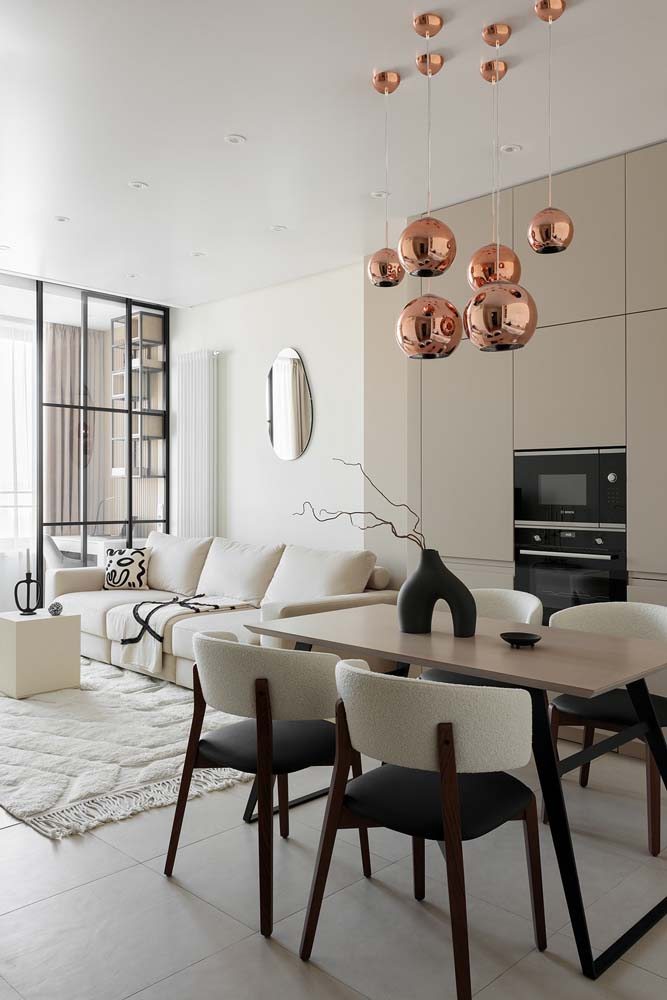 Modelo de luminária suspensa cobreada linda para sala de estar e jantar integrada com decoração neutra.