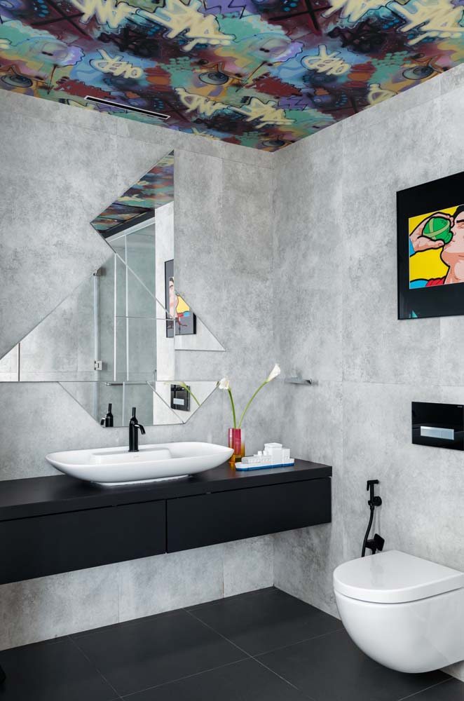 Traga personalidade para o seu banheiro com um espelho em formato recortado como neste exemplo de projeto.