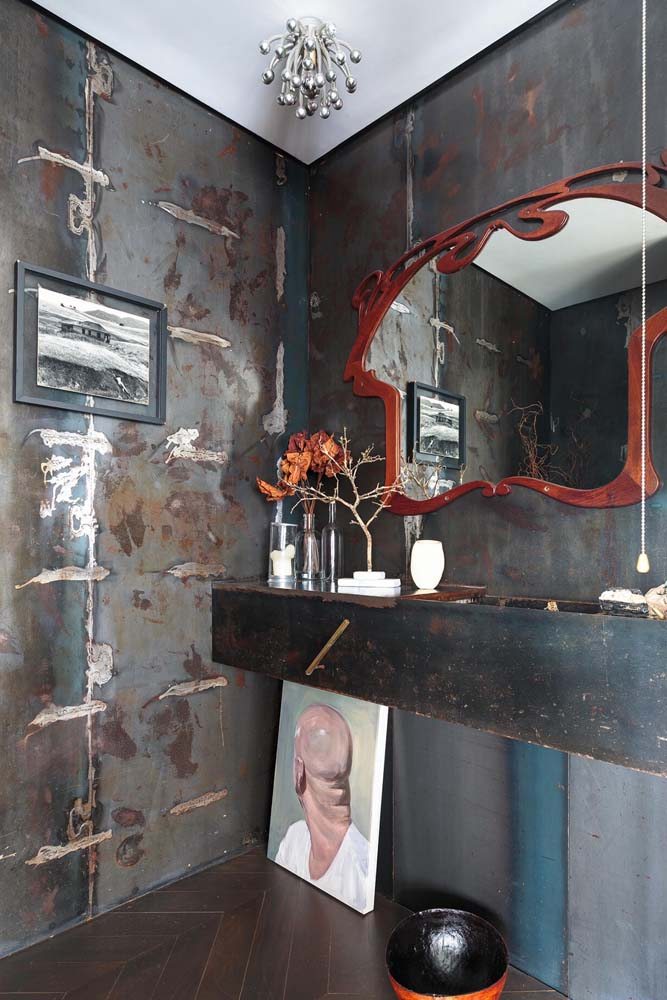 Projeto de banheiro com decoração industrial e espelho decorativo com moldura rústica de madeira.