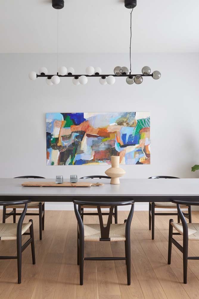 Aposte em um lustre moderno para inovar e deixar a sua sala de jantar com aparência arrojada.