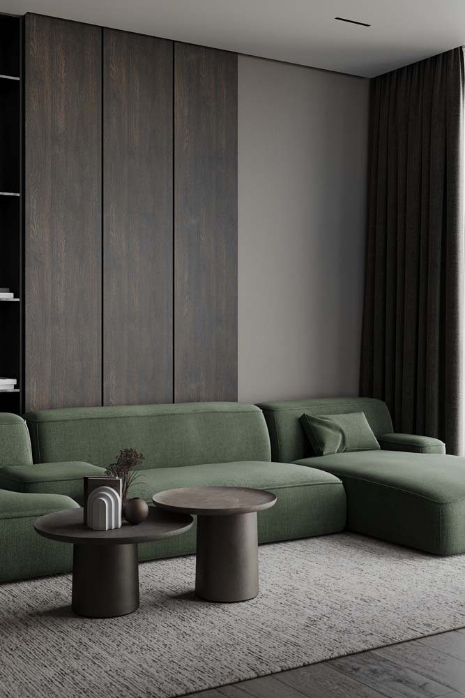 Para um ambiente sóbrio, um sofá de tecido de canto com tecido verde musgo.