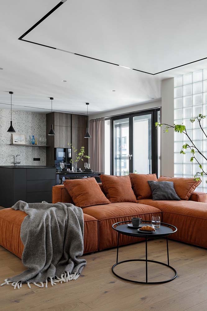 Sofá de canto para sala integrada a cozinha com cor marrom cobreada.