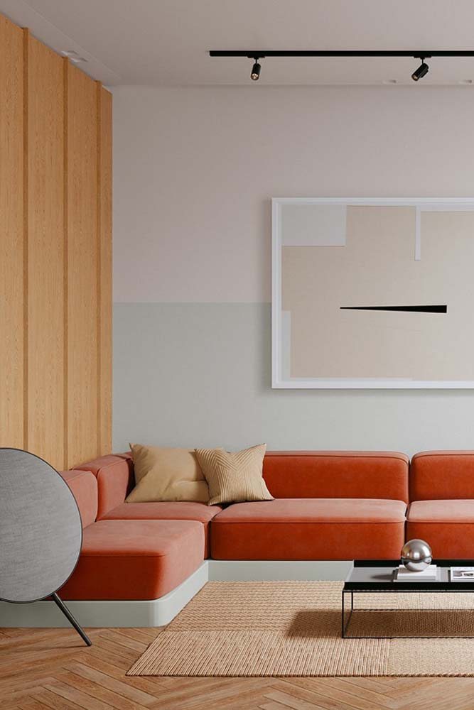Sala minimalista moderna com sofá de canto baixo com tecido vermelho.