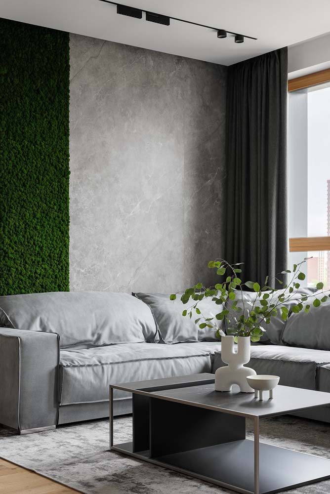 Decoração de sala de estar com sofá de tecido cinza de tecido super confortável.