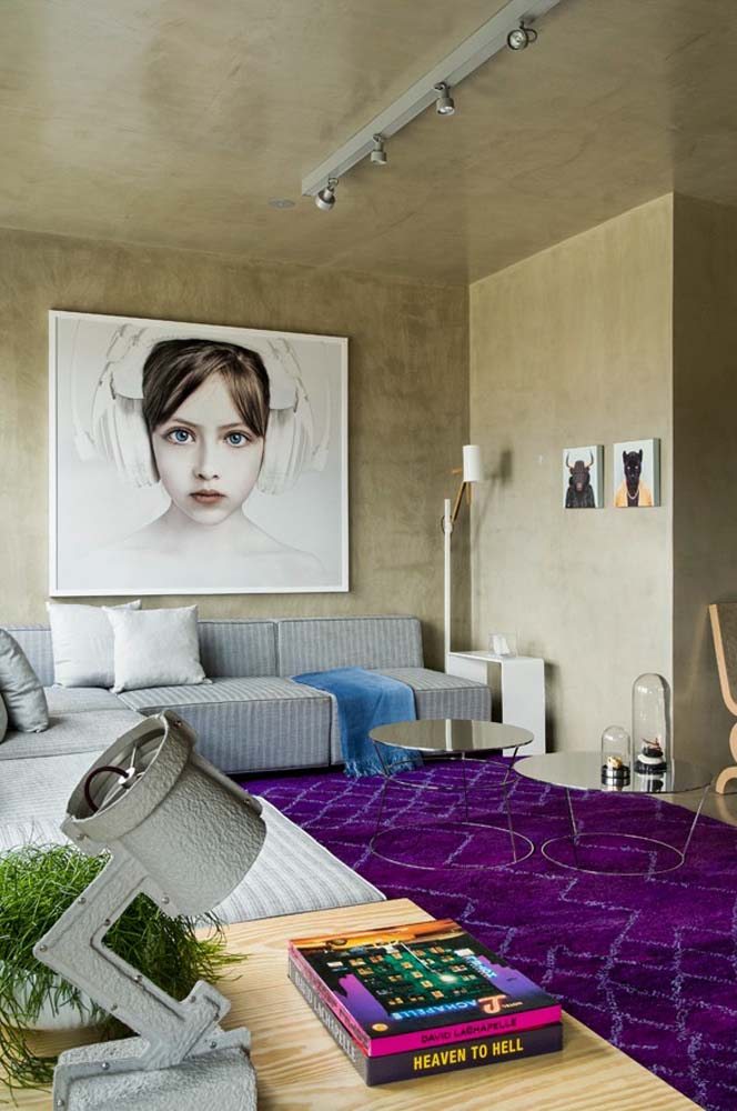 Sala moderna com sofá em L com tecido cinza.