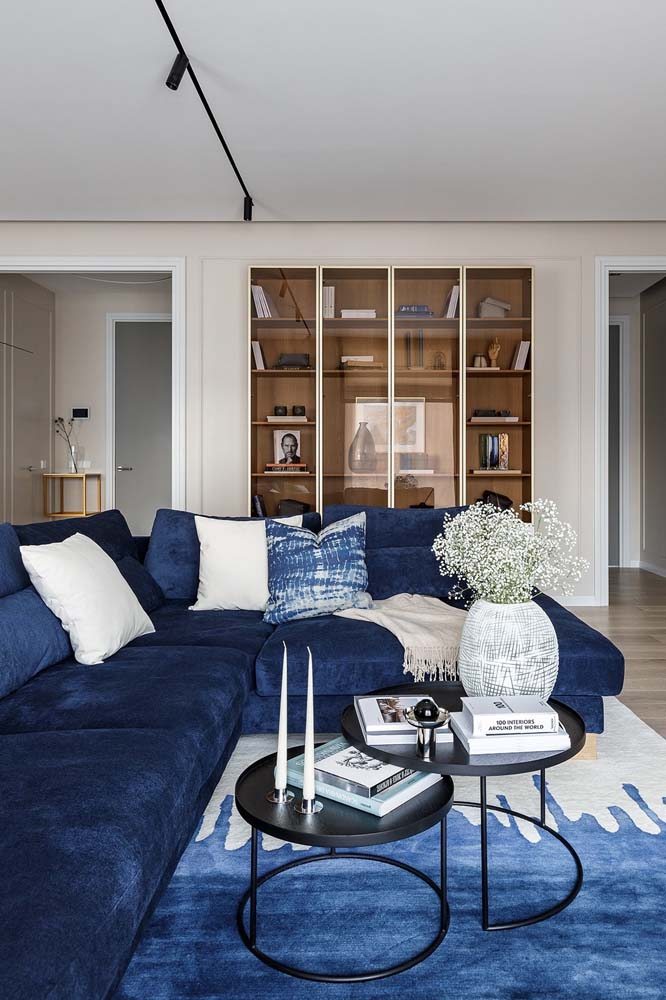 Modelo de sofá de canto azul escuro para sala de apartamento moderno.