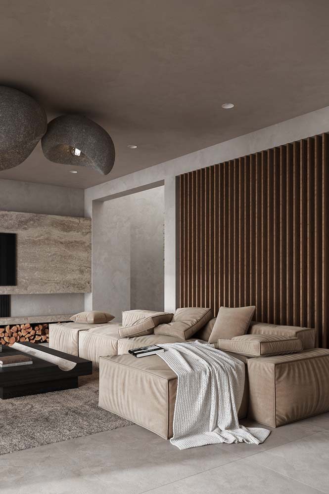 Sala ampla e moderna com sofá de canto claro.