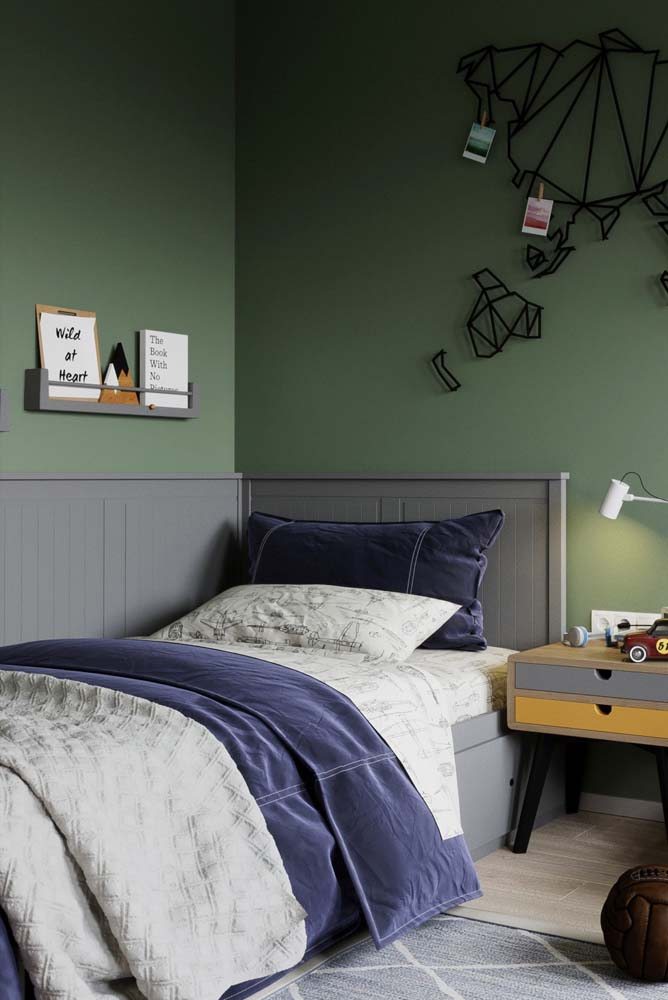 Já este modelo de cama para quarto de adolescente possuí base de madeira e cabeceira com pintura e acabamento cinza.