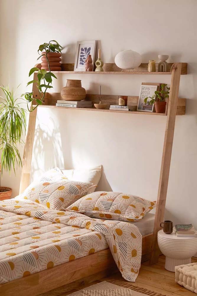 Já esta cama simples é acompanha uma prateleira no mesmo material para plantas, livros e objetos decorativos.