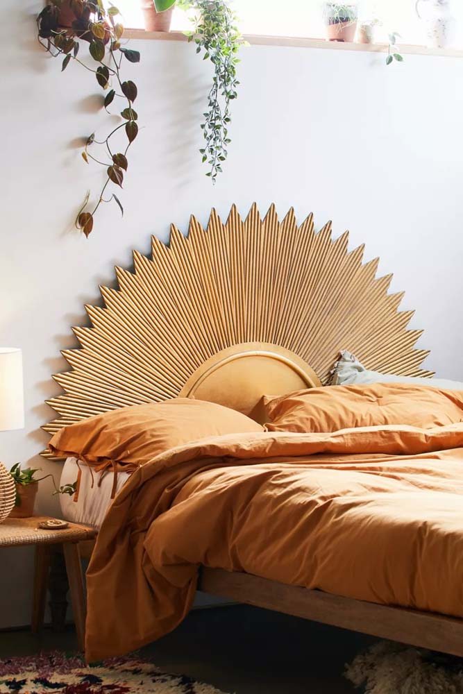 Já esta cama de casal possúi uma cabeceira com formato de mandala ou sol.