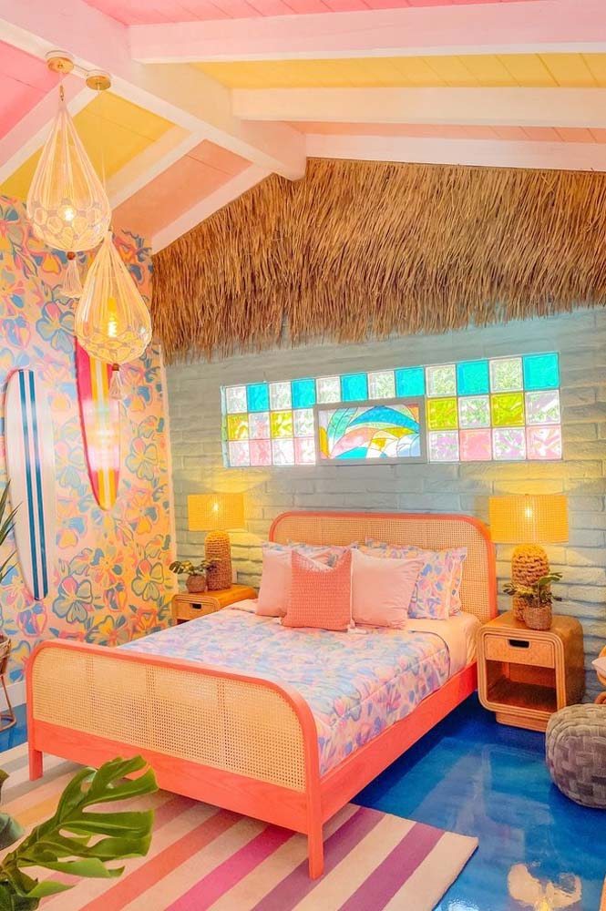 Decoração de quarto com estilo havaiana e cama de casal com palhinha.