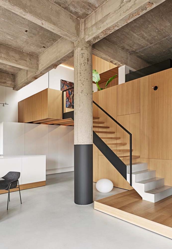 Combinação de 3 cores diferentes no projeto de escada: preto, madeira e branco.