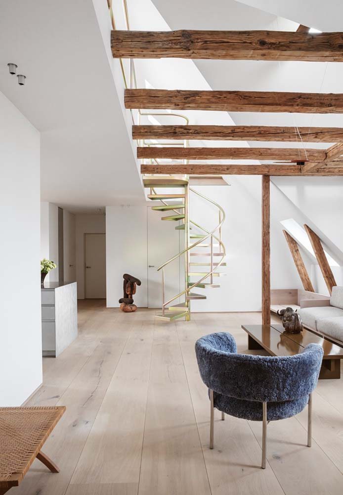 Para um ambiente com decoração no estilo escandinavo: uma escada caracol dourada e minimalista.